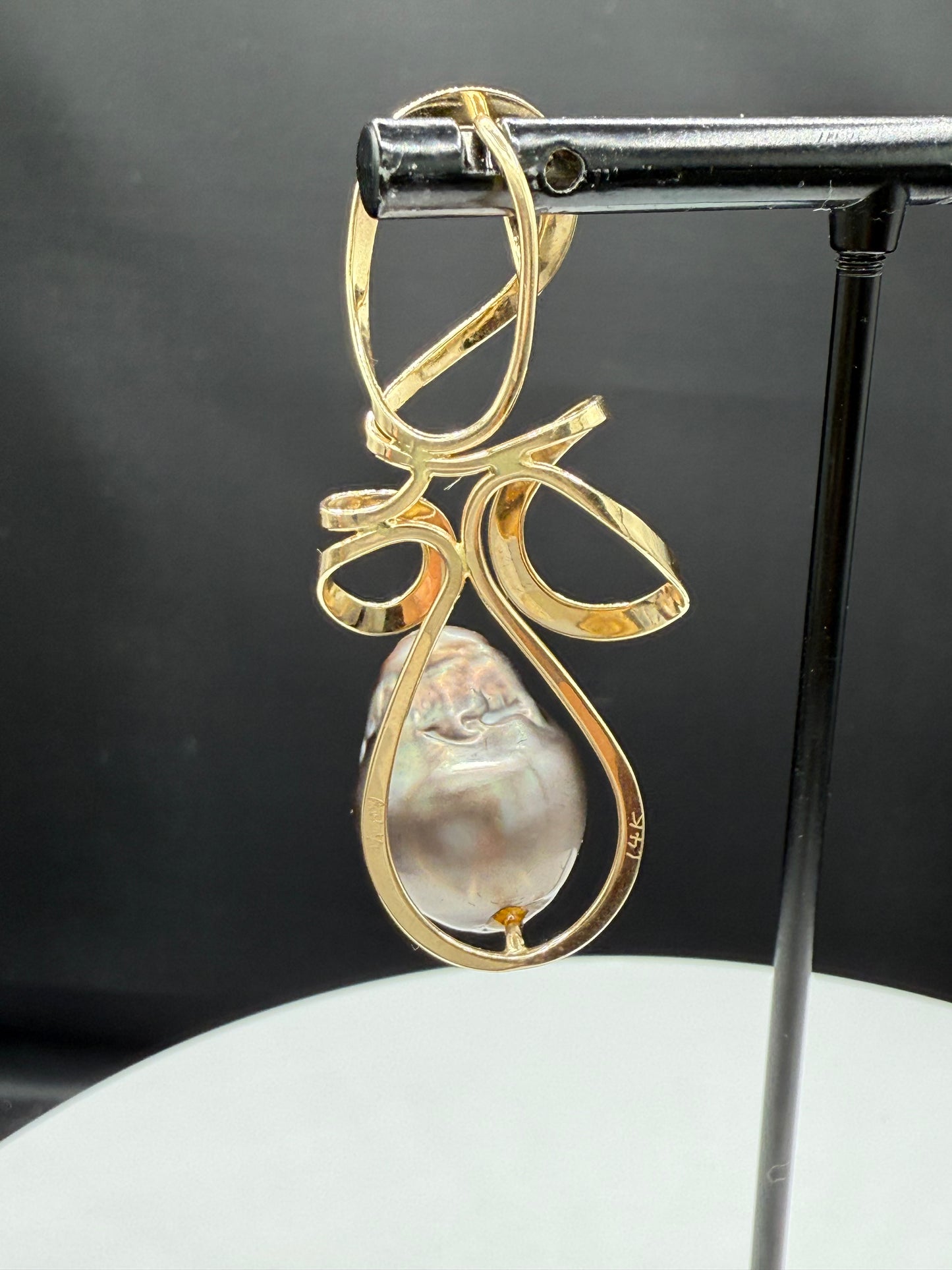 Vintage Natural Tahitian South Sea Pearl 14K Yellow Gold Designer Pendant