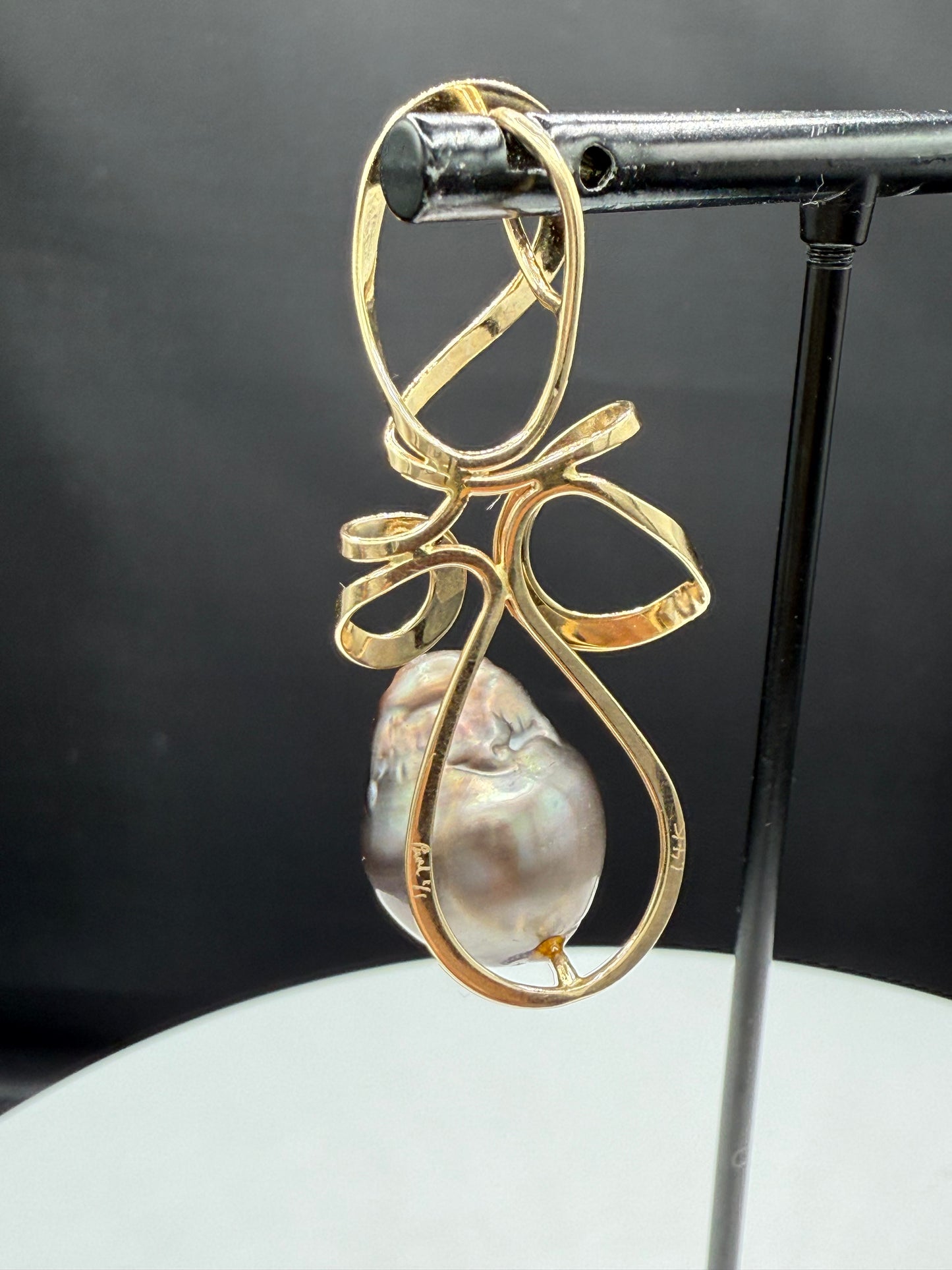 Vintage Natural Tahitian South Sea Pearl 14K Yellow Gold Designer Pendant