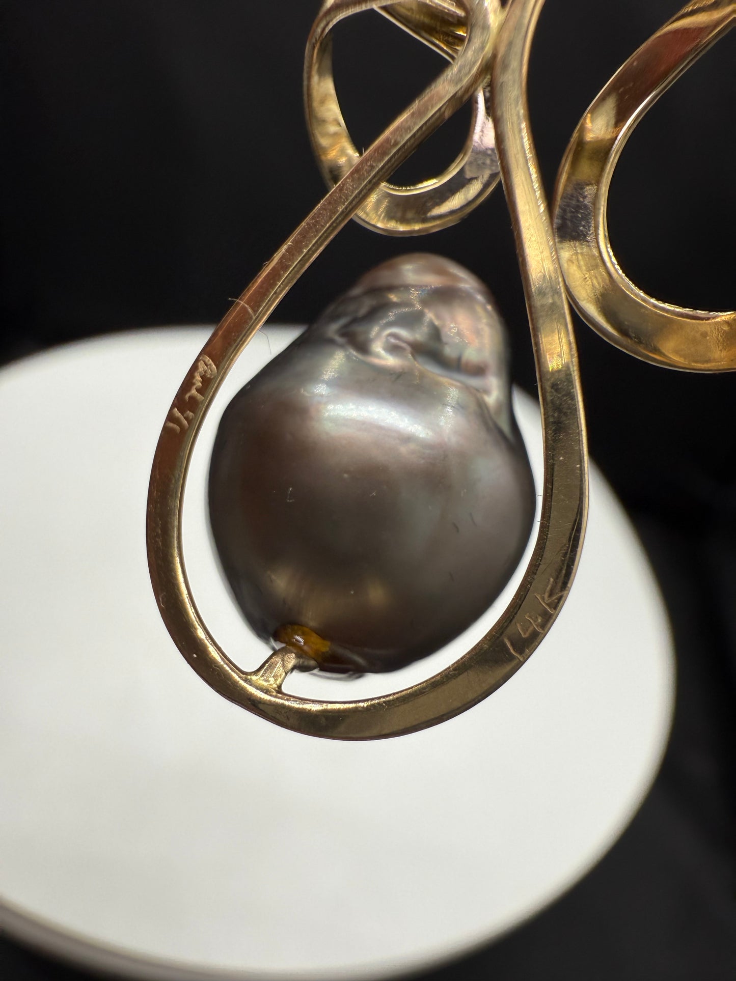 Vintage Natural Tahitian South Sea Pearl 14K Yellow Gold Designer Pendant