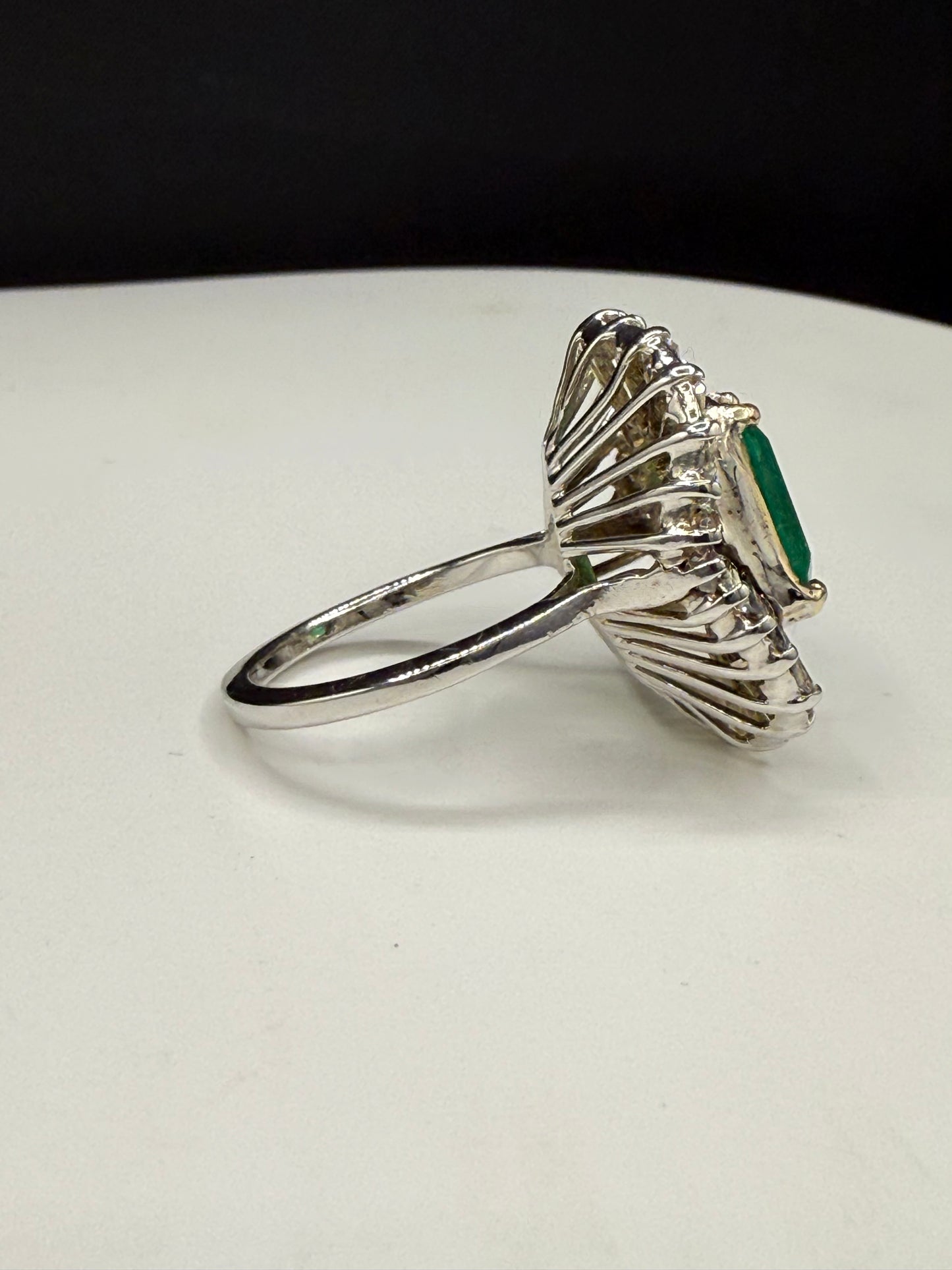 Exquisite Natural Emerald & Diamond 18k White Gold Ring (Size 5.5)