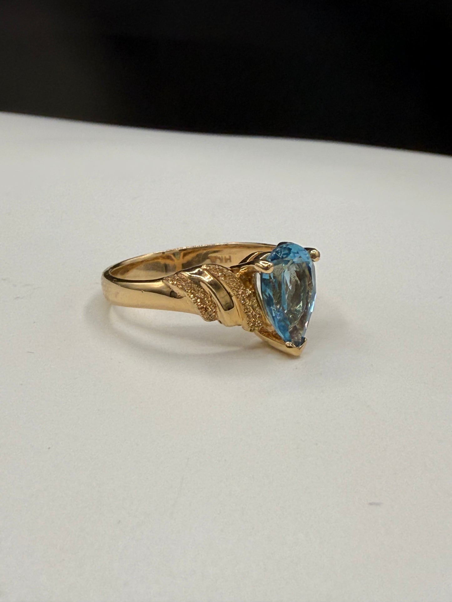 Vintage Natural Deep Blue Aquamarine Pear Cut 14K Yellow Gold Ring (Size 6)