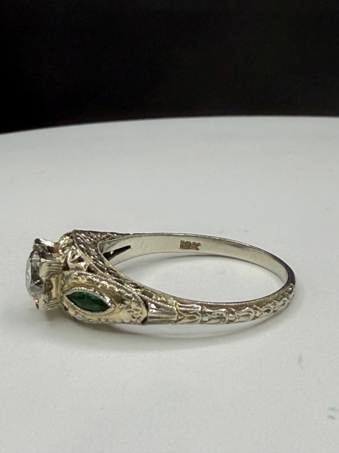 Antique Art Deco Diamond & Emerald Ring – 18k White Gold, Size 8.5 – Vintage 1920s Filigree