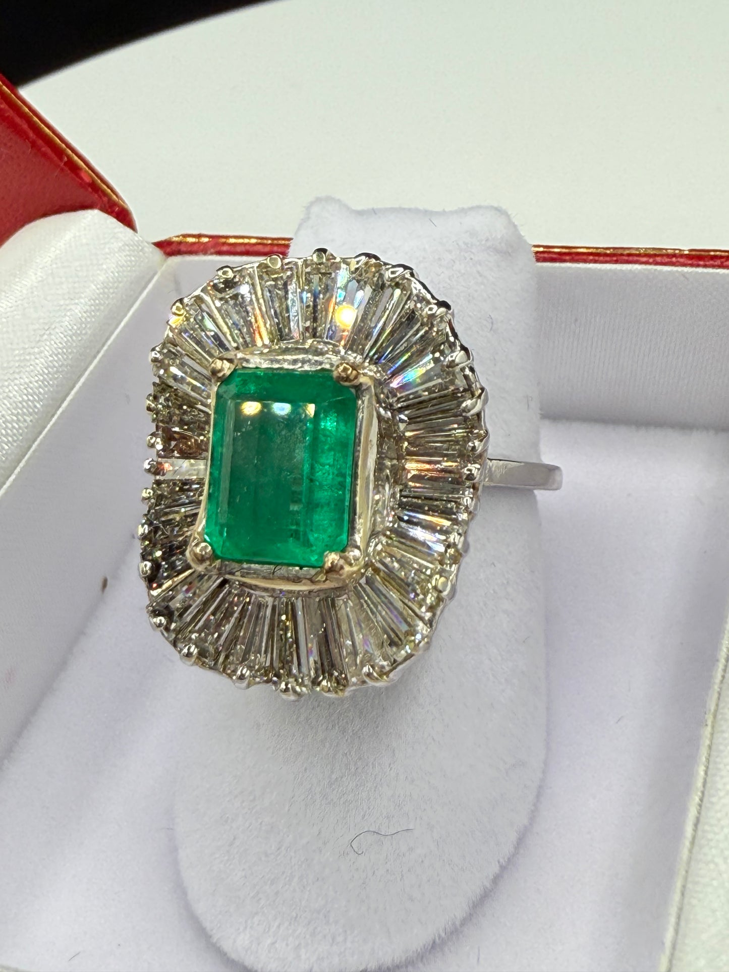 Exquisite Natural Emerald & Diamond 18k White Gold Ring (Size 5.5)