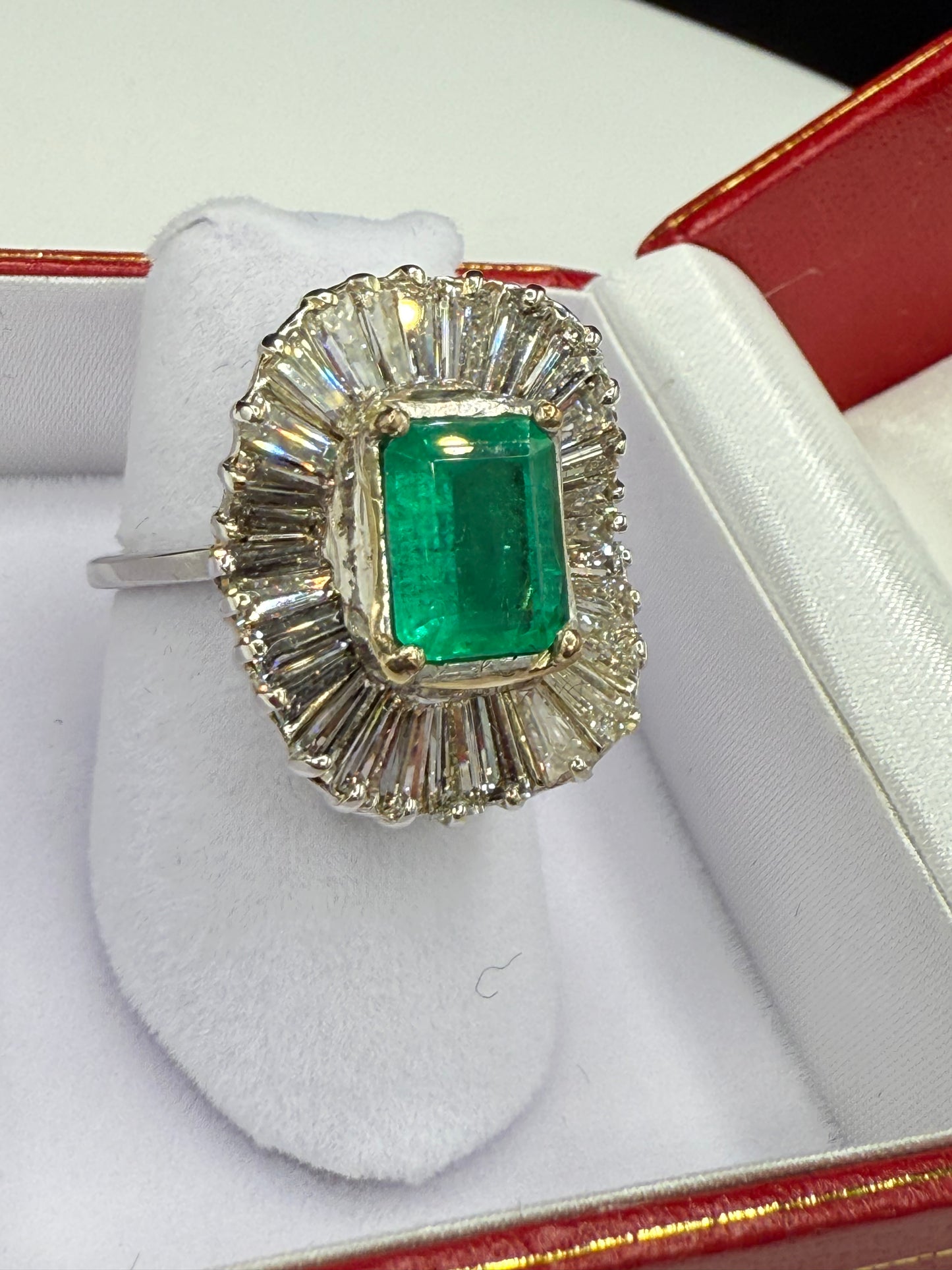 Exquisite Natural Emerald & Diamond 18k White Gold Ring (Size 5.5)