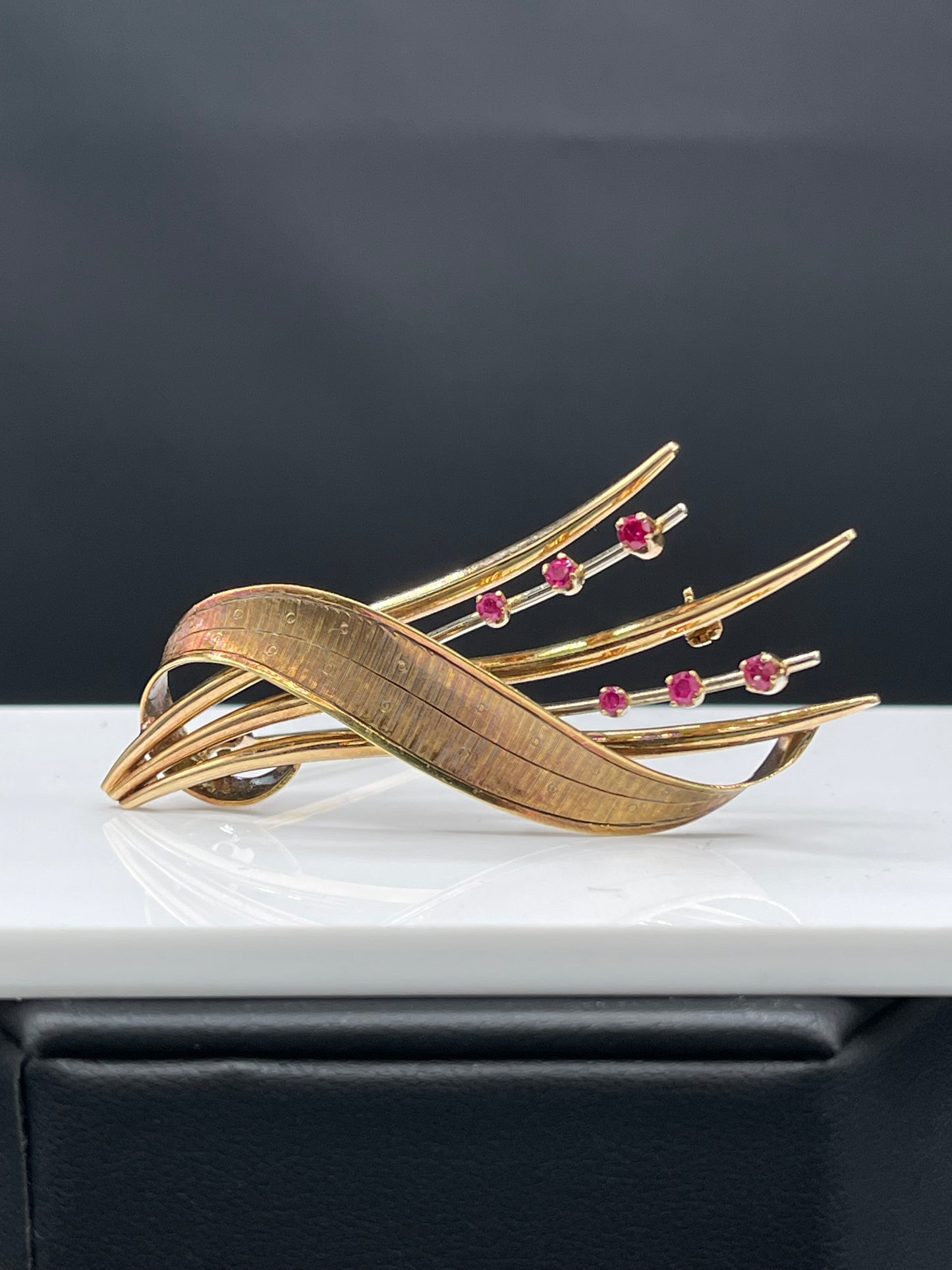 Vintage Solid 18k Yellow Gold Natural Ruby Brooch Pin