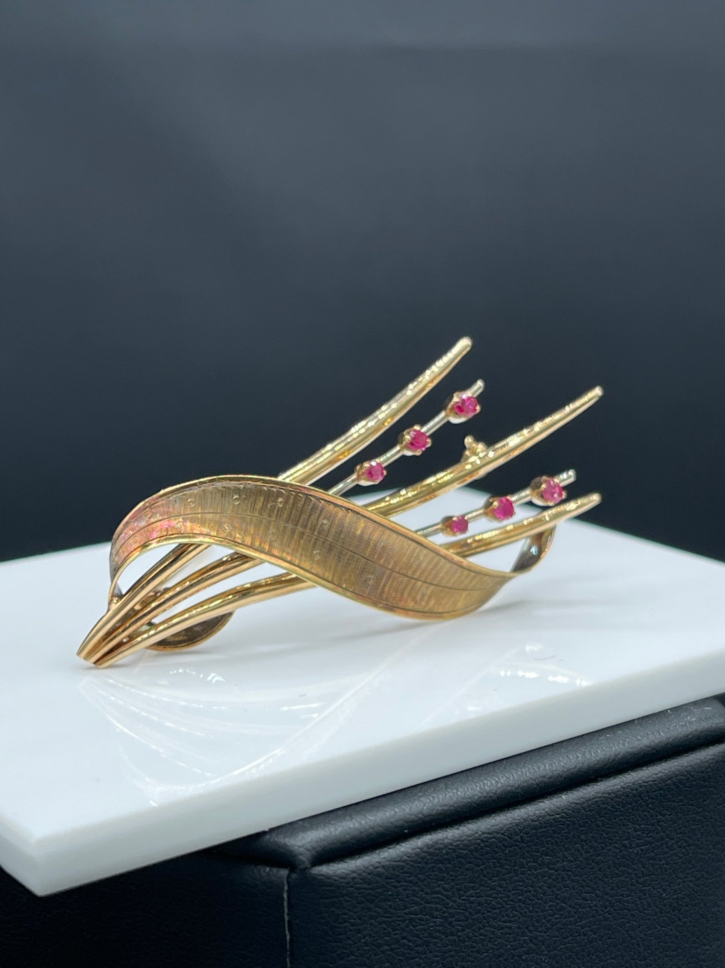 Vintage Solid 18k Yellow Gold Natural Ruby Brooch Pin