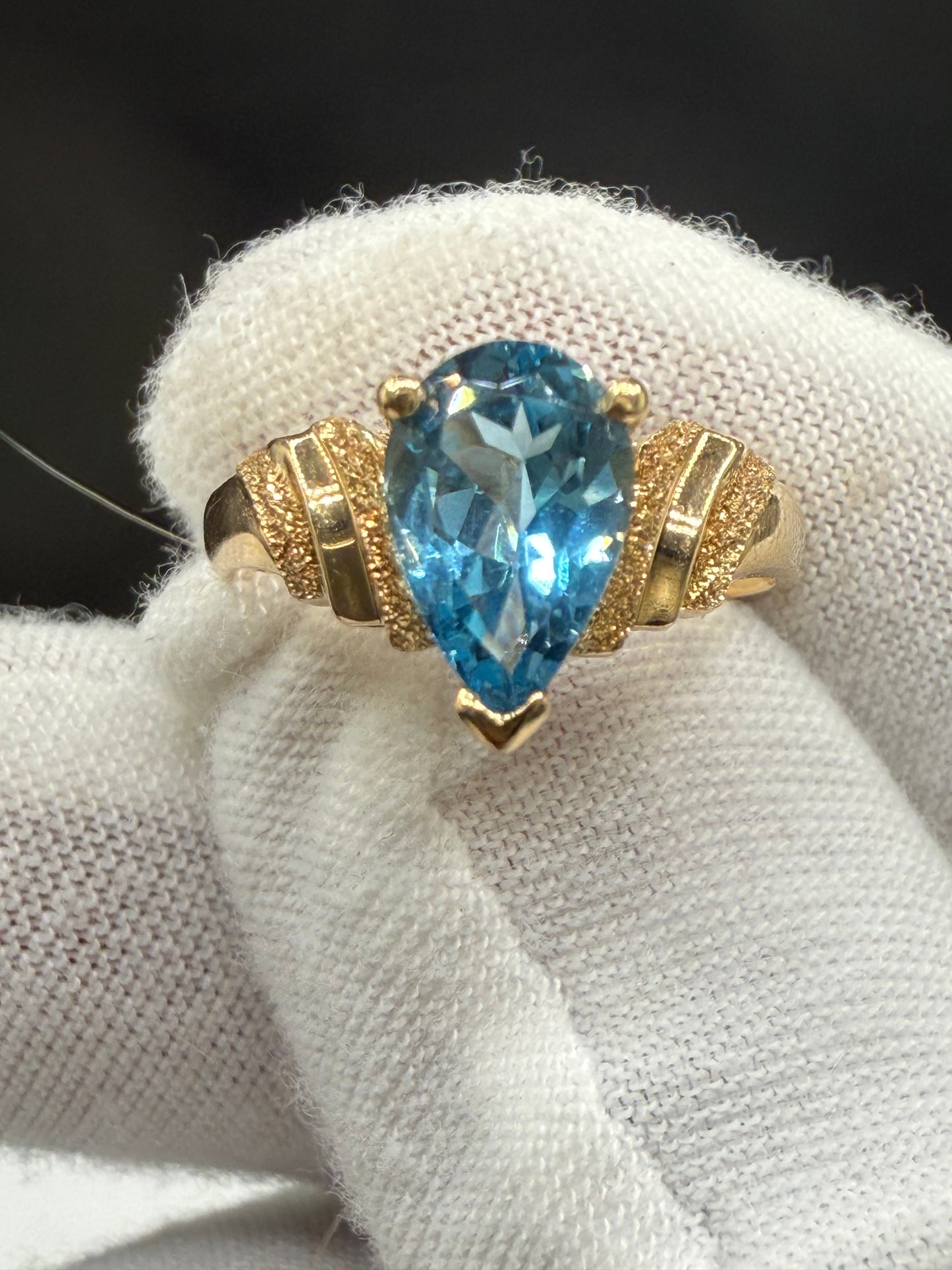 Vintage Natural Deep Blue Aquamarine Pear Cut 14K Yellow Gold Ring (Size 6)