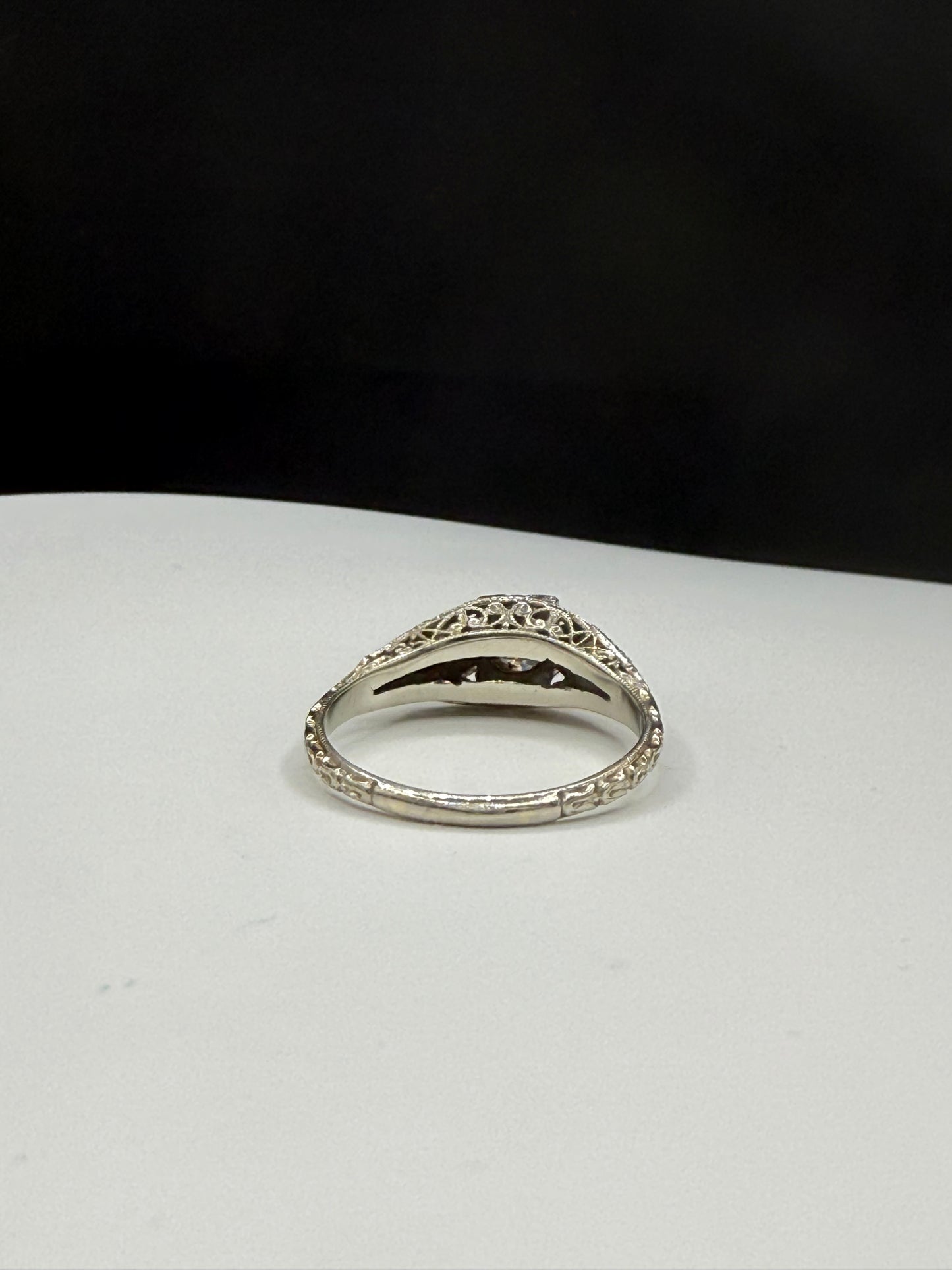 Antique Art Deco Diamond & Emerald Ring – 18k White Gold, Size 8.5 – Vintage 1920s Filigree