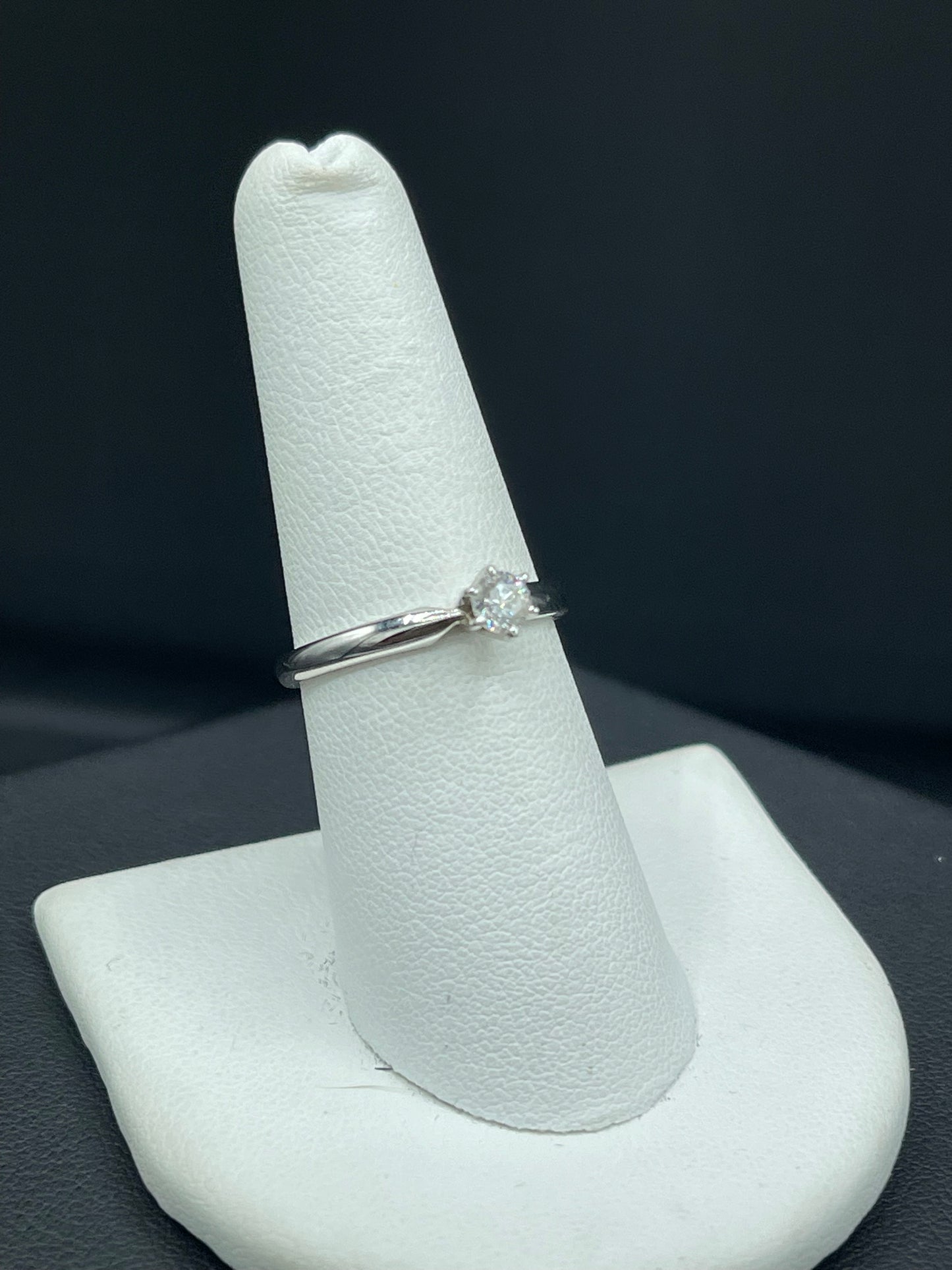 Natural Diamond 14k White Gold Engagement Ring (Size 7)