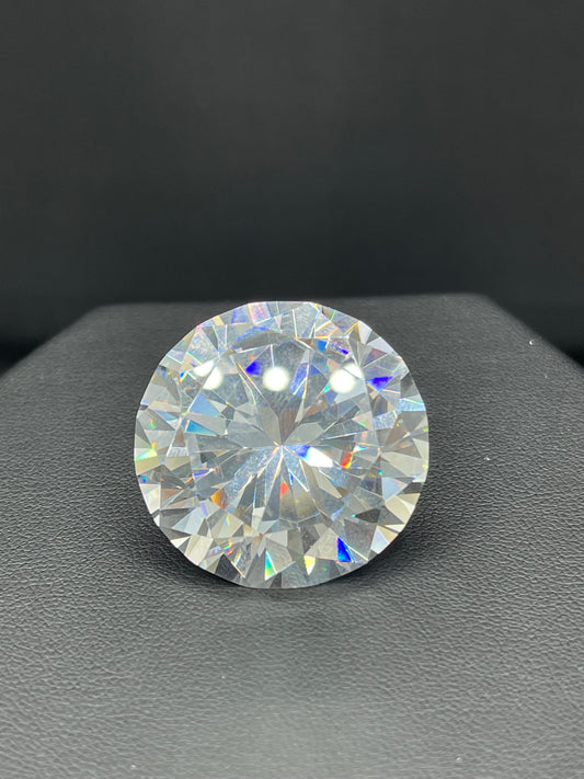 161 Carat Top Quality Ideal Diamond Cut Cubic Zirconia Loose Gemstone (30 MM)