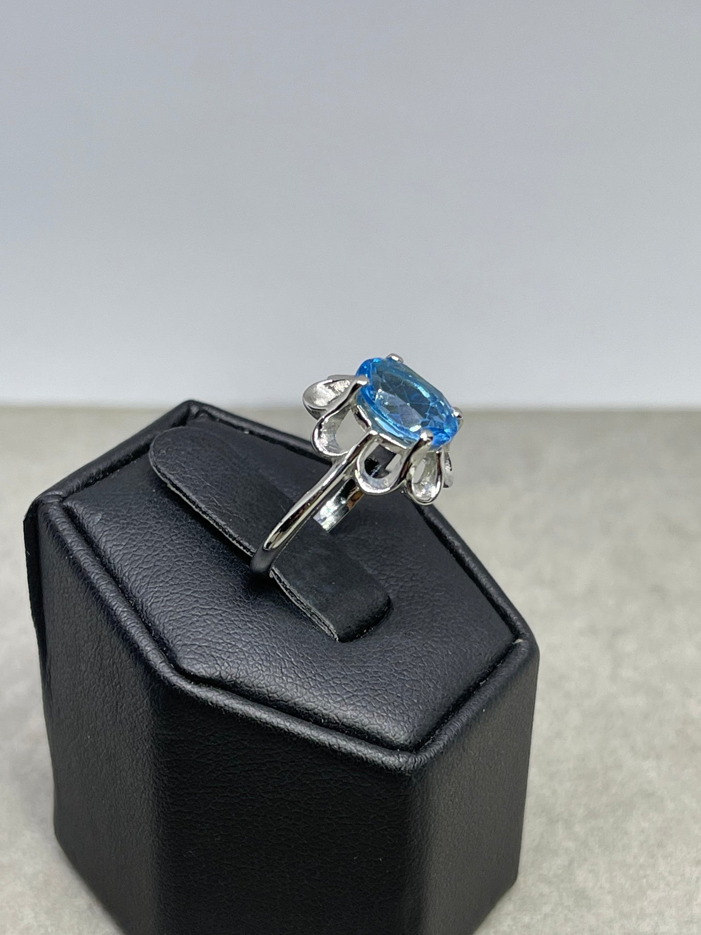Blue Topaz Floral Sterling Silver Ring (Size 6.25)