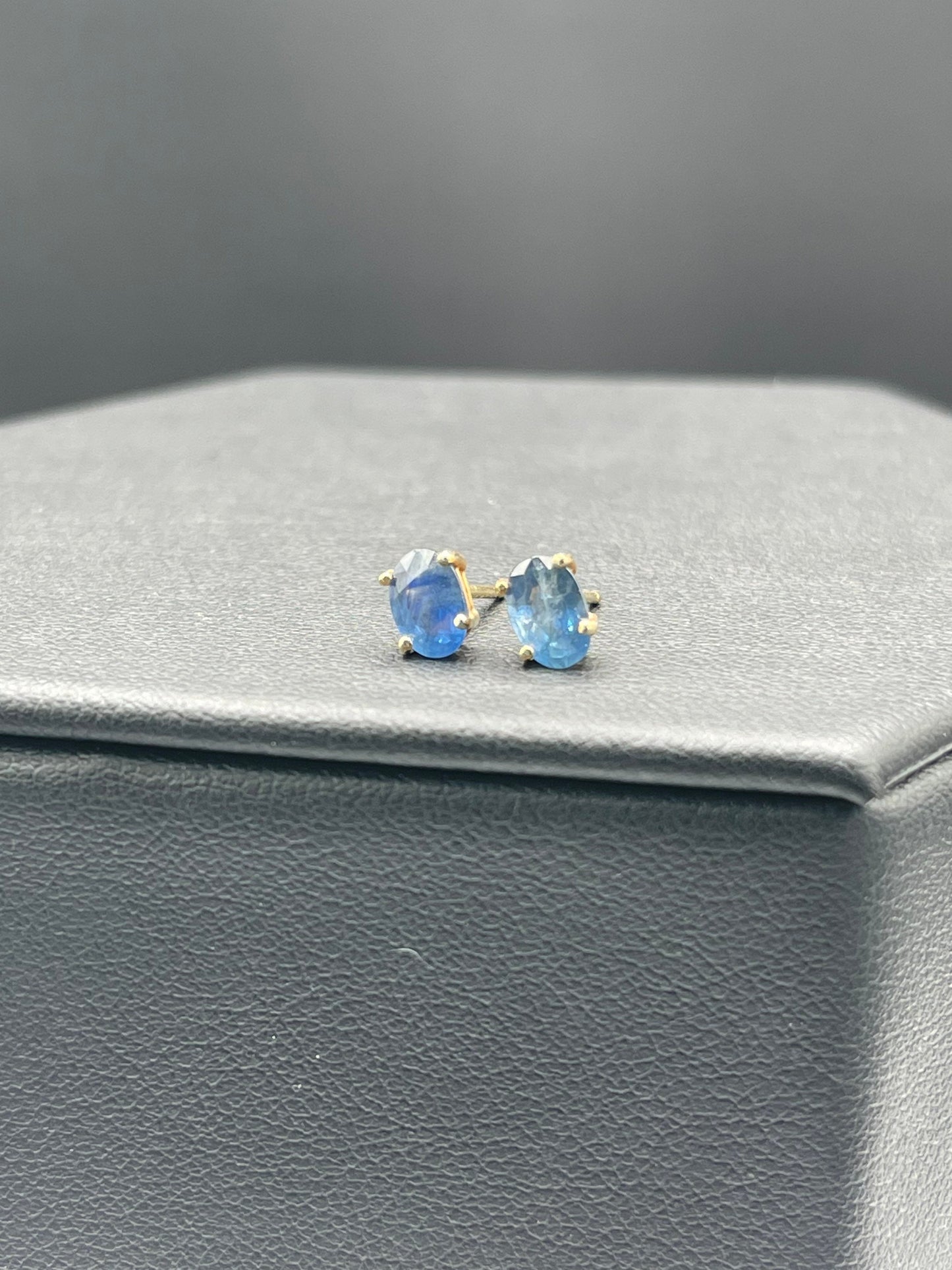 1.25 Carat Natural Blue Sapphire 14k Yellow Gold Stud Earrings