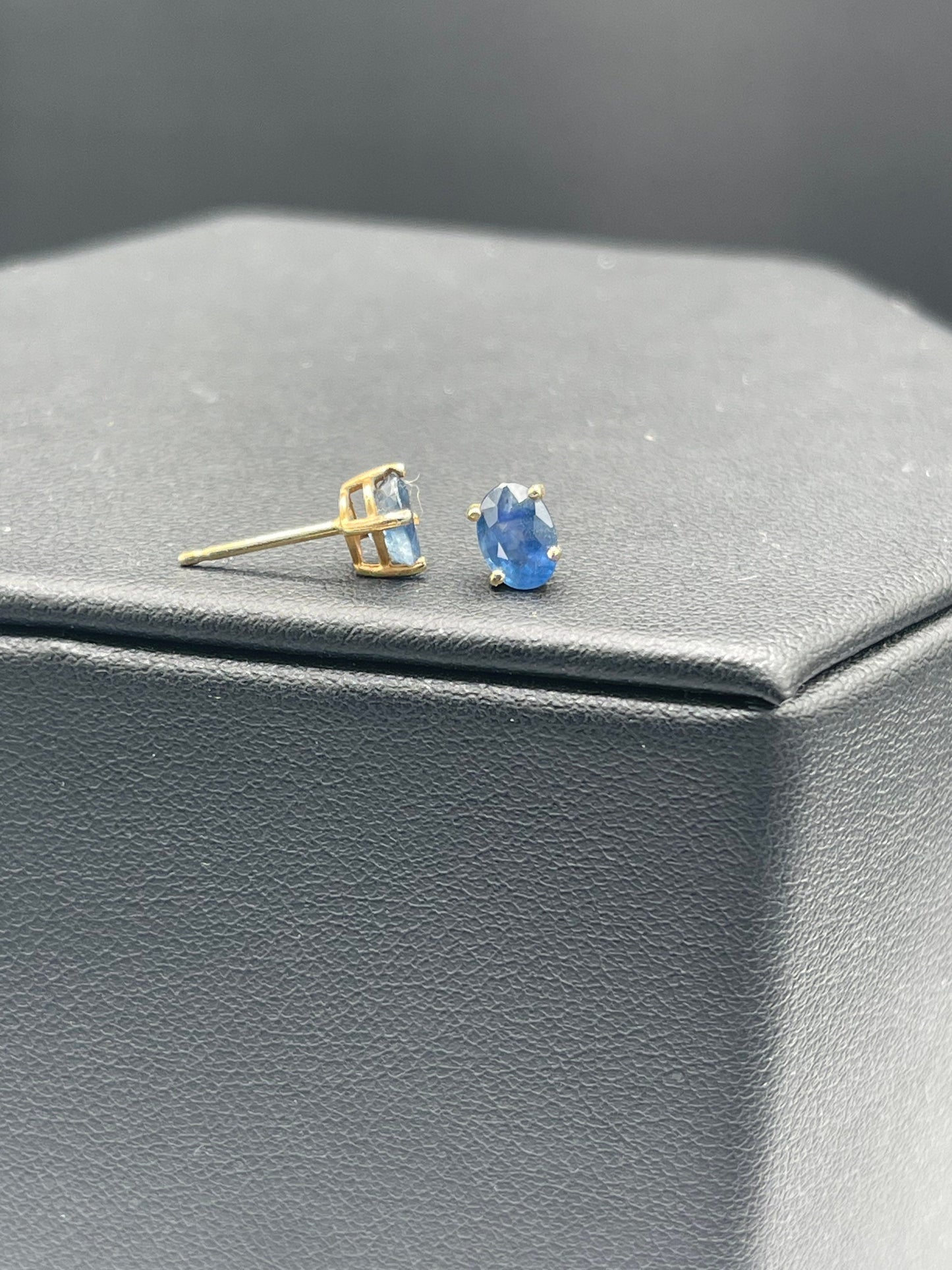 1.25 Carat Natural Blue Sapphire 14k Yellow Gold Stud Earrings